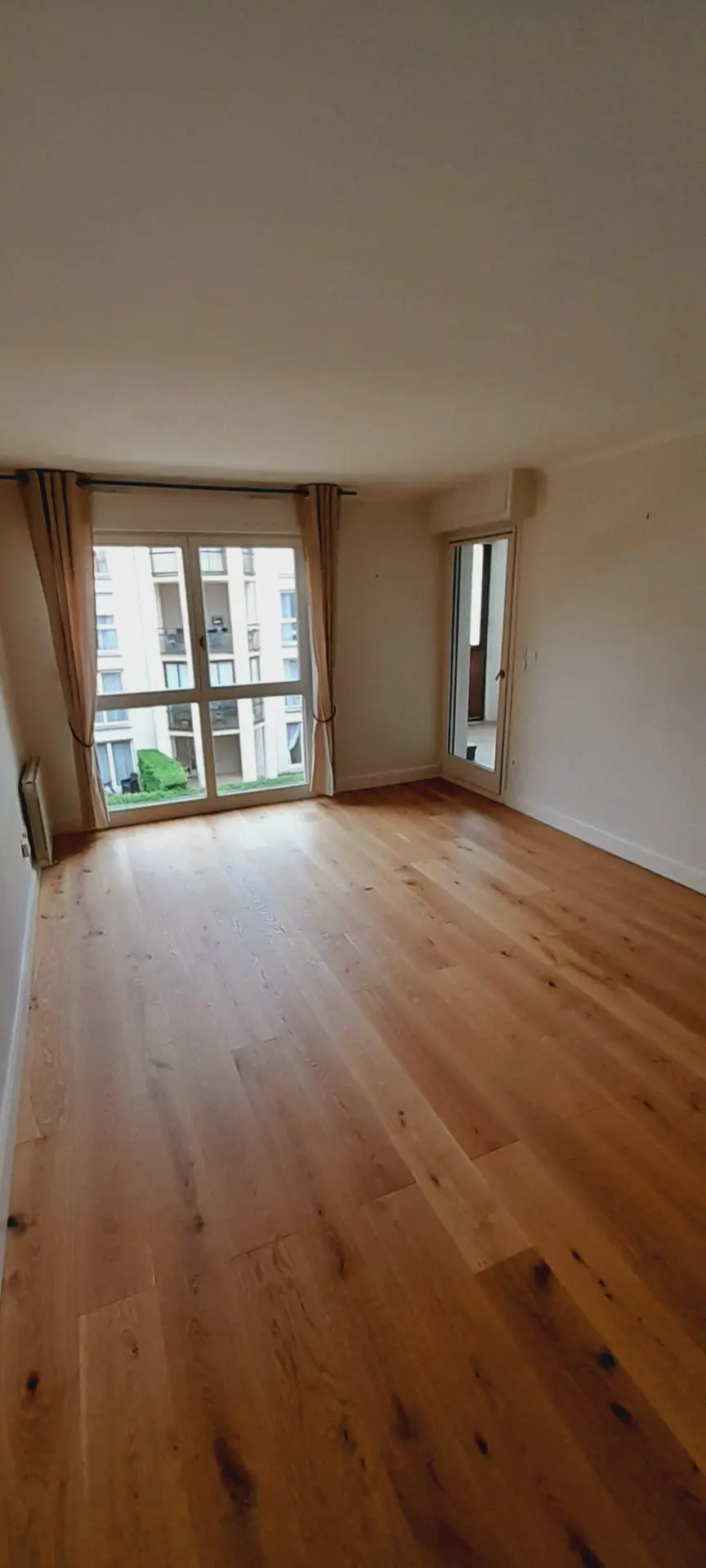 Séjour lumineux avec vue sur le parc — T2 A204 Villa Medicis Dijon