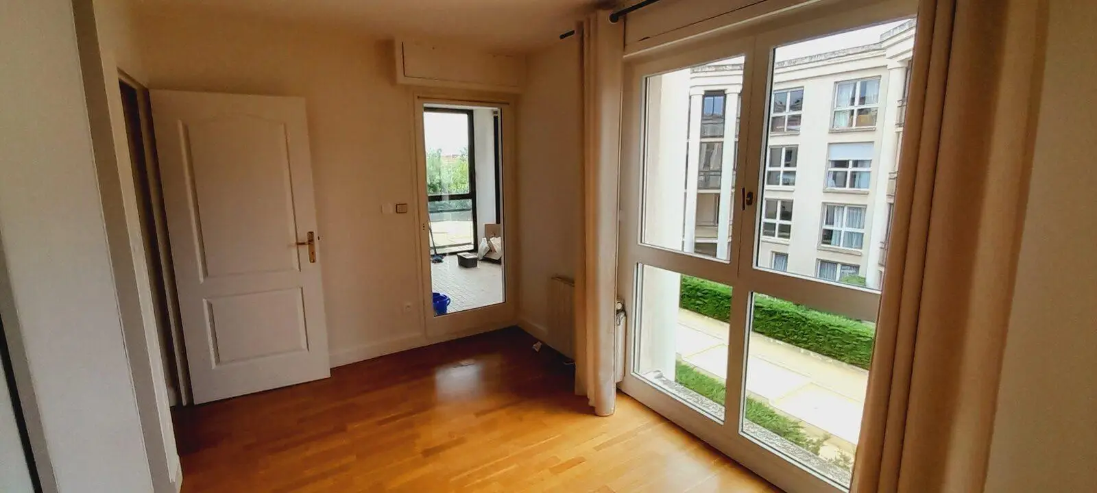 Chambre avec vue vers loggia — A204 Villa Medicis Dijon