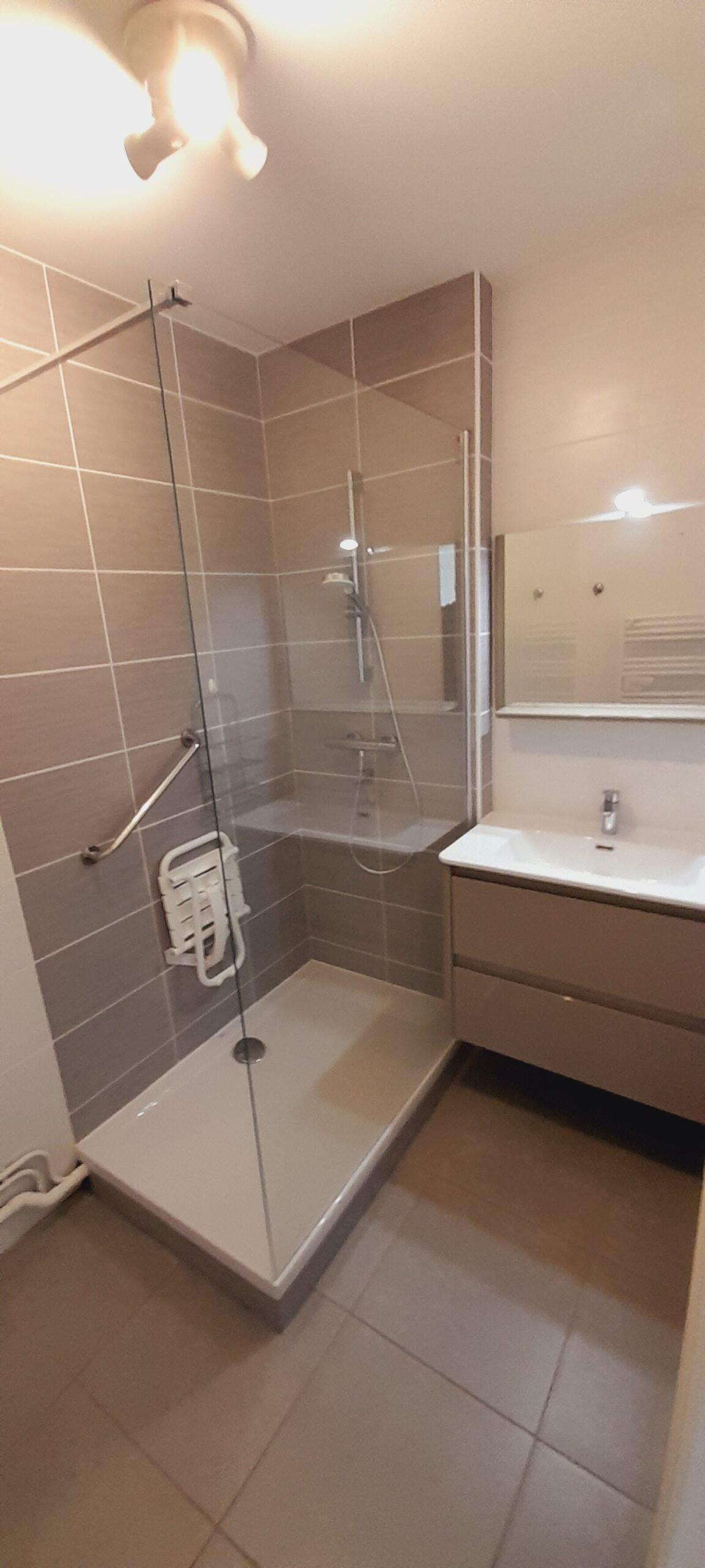 Salle de bain équipée avec grande douche — A204 Villa Medicis Dijon