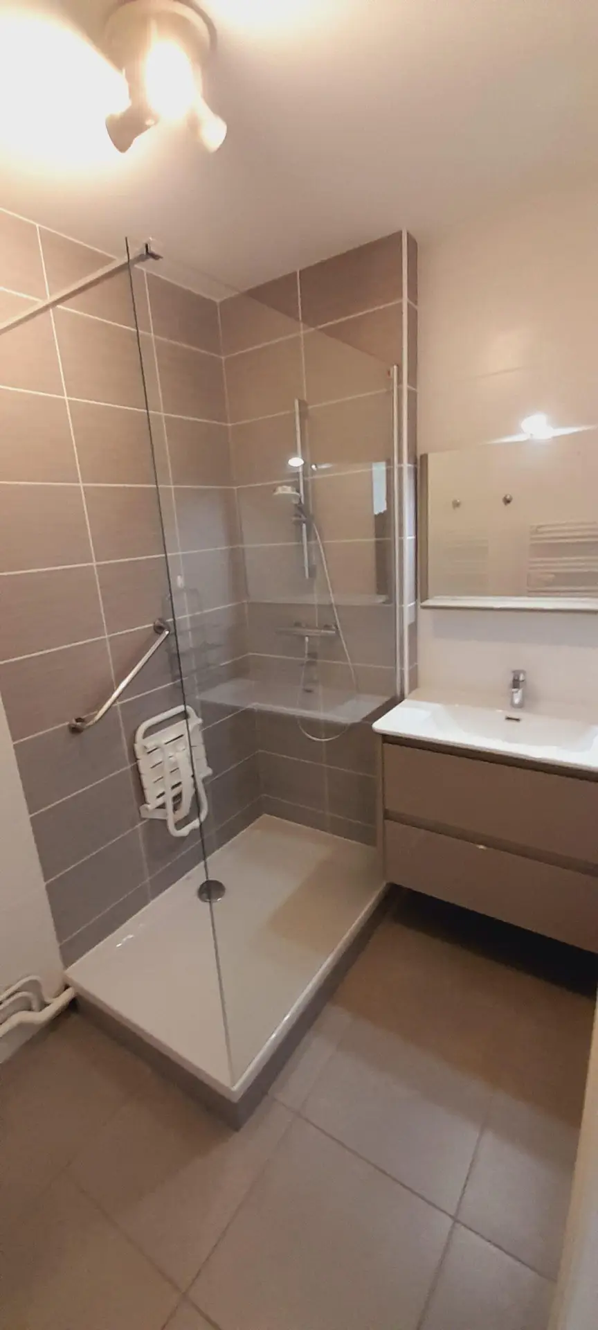Salle de bain équipée avec grande douche — A204 Villa Medicis Dijon