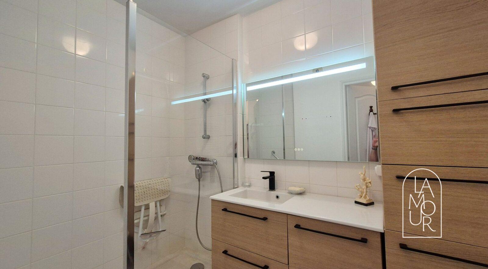 Salle de bain ergonomique — D09 Villa Medicis Dijon